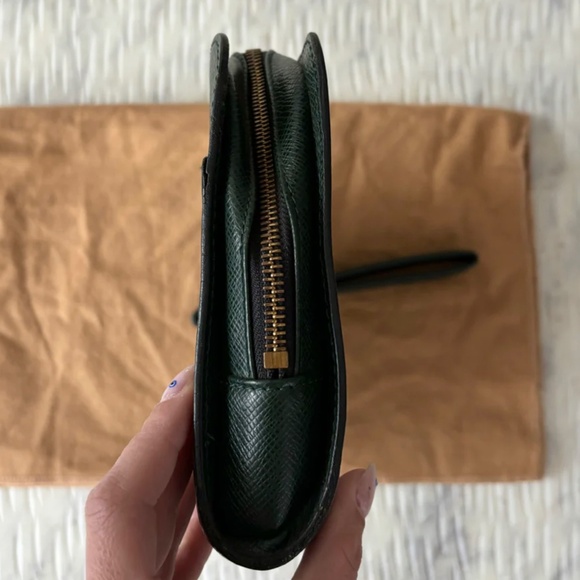 Authentic Louis Vuitton Taiga Pochette Baikal - Picture 6 of 12